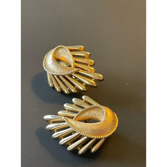 Vintage Crown Trifari Gold Tone Clips Beaded Swirl - Picture 1 of 5